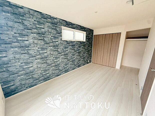 【現地写真（寝室）】木目の美しさを際立たせるシンプルデザインの建具を使用しています。