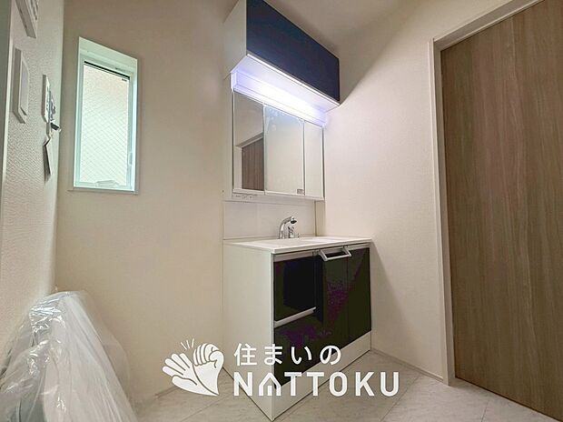 【洗面台・洗面所】鏡の両サイドは、必要なものを取出しやすく、大きな鏡面で朝の準備も快適。
使いやすいリフトアップ機能付きのシングルレバーシャワー水栓付です。
