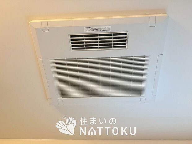 【浴室暖房換気乾燥機】寒い冬場はあたたかく、暑い夏場は扇風機のような心地よさです。
雨の日は、浴室が衣類乾燥スペースになります。
