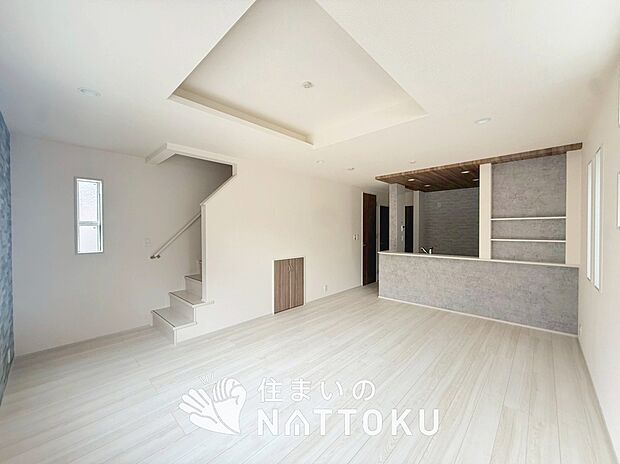 【現地写真（リビング）】フローリング材には、木目、色調など木材特有の風合いがあり、ナチュラルな美しさになっています。