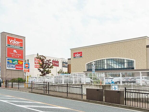 バロー寝屋川店（約1,100m）