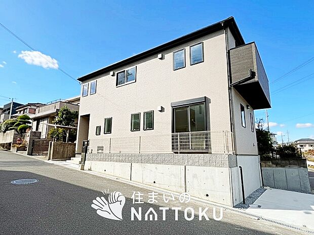 【現地写真（前道含む外観）】軽くて火災に強い屋根材を採用し、地震時の建物への負担や揺れを軽減しています。