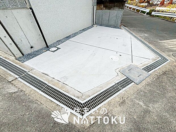 【現地写真（駐車場）】駐車スペースが広く、運転が苦手な方も安心です。