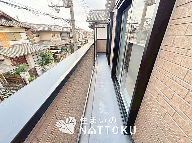 【バルコニー】奥行きが広く、洗濯物をゆったりと干せる十分な広さで、家族の洗濯も捗ります。
