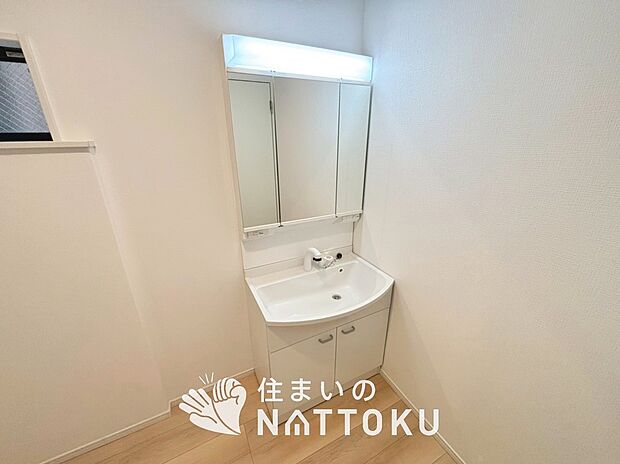 【洗面台・洗面所】鏡の両サイドは、必要なものを取出しやすく、大きな鏡面で朝の準備も快適。
使いやすいリフトアップ機能付きのシングルレバーシャワー水栓付です。
