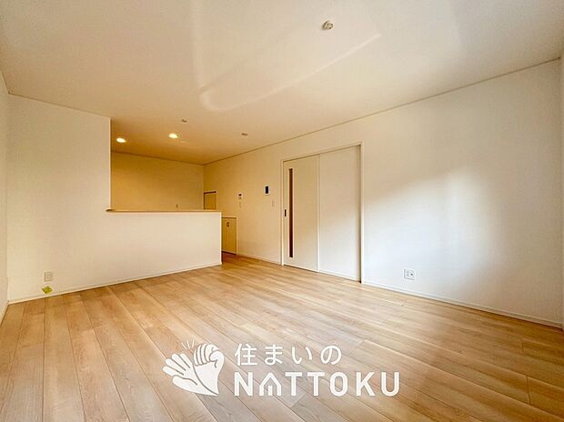 【現地写真（リビング）】フローリング材には、木目、色調など木材特有の風合いがあり、ナチュラルな美しさになっています。