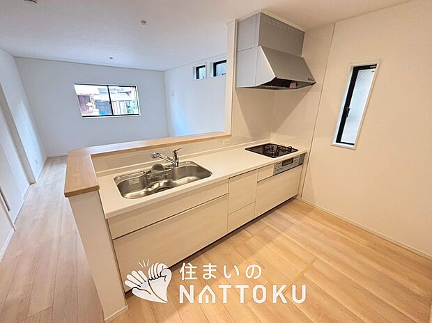 【現地写真（キッチン）】収納たっぷりのシステムキッチン、浄水器付水栓を標準装備しています。