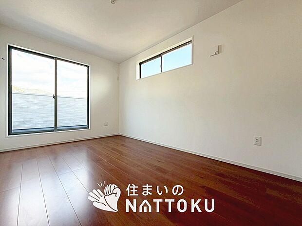 【現地写真(寝室)】木目の美しさを際立たせるシンプルデザインの建具を使用しています。