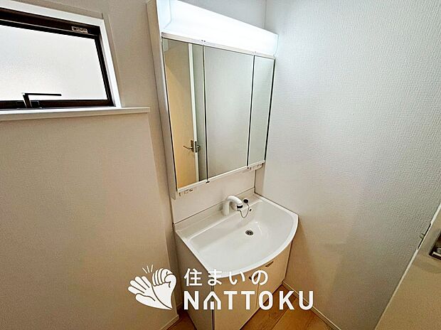 【洗面台・洗面所】鏡の両サイドは、必要なものを取出しやすく、大きな鏡面で朝の準備も快適。
使いやすいリフトアップ機能付きのシングルレバーシャワー水栓付です。