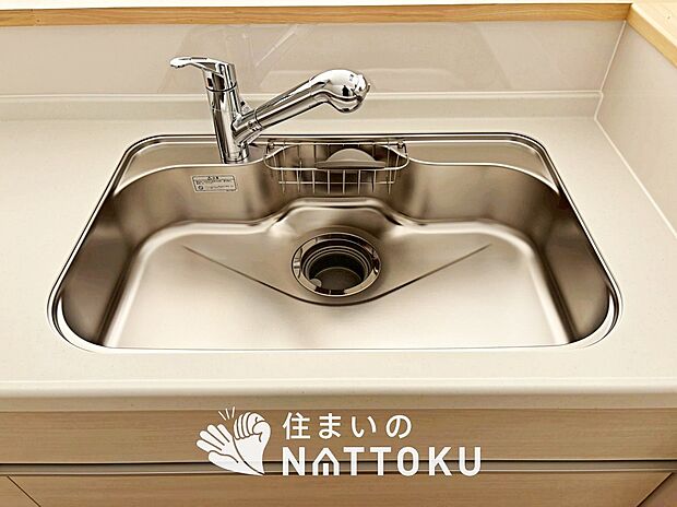 【浄水器内臓ハンドシャワー付シンク】広々とした凸型シンクに洗剤ポケットを標準装備。すっきり収納できます。
また、蛇口の先端に浄水器を内蔵しているため場所をとりません。