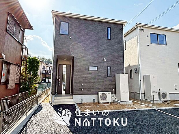 【現地写真(外観)【2号地】】軽くて火災に強い屋根材を採用し、地震時の建物への負担や揺れを軽減しています。