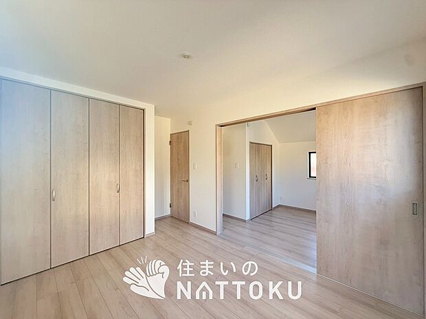 【現地写真（寝室）】木目の美しさを際立たせるシンプルデザインの建具を使用しています。