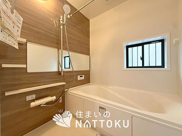 【現地写真（浴室）】浴室暖房乾燥機付き。１坪タイプで広々です。