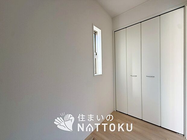 【現地写真（玄関）】玄関には、大型のシューズ収納を設置しています。