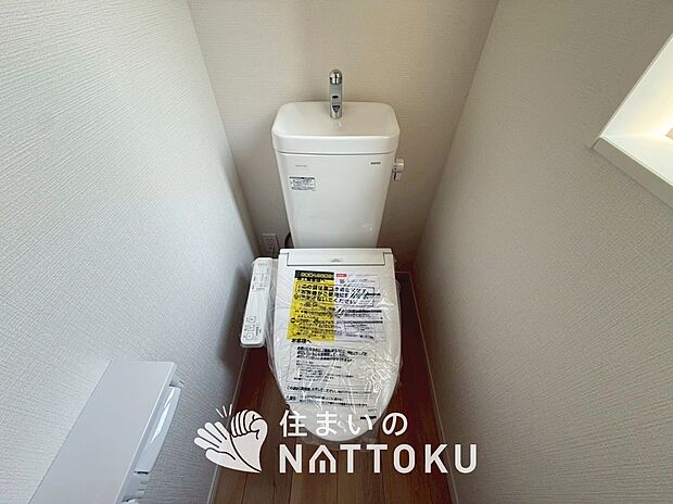 【トイレ】汚れてもサッとひと拭きでお手入れ簡単、エコ仕様の温水洗浄便座付きのトイレです。
バリアフリーにも配慮しています。
