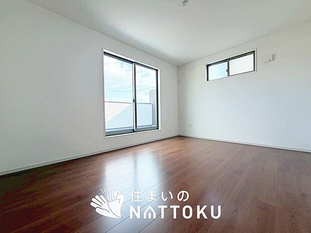 【現地写真(寝室)】木目の美しさを際立たせるシンプルデザインの建具を使用しています。