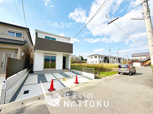 【現地写真(前道含む外観)】断熱性、気密性を高める工夫で一年中ずっと心地よく暮らせる、高気密・高断熱です。