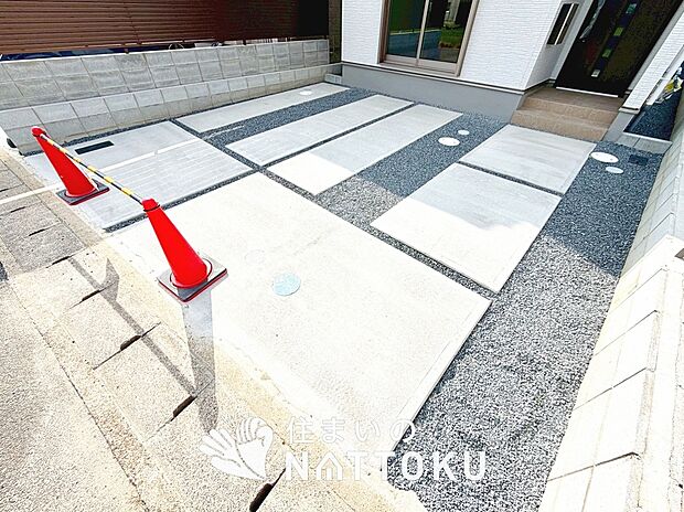 【現地写真(駐車場)】駐車スペースが広く、運転が苦手な方も安心です。