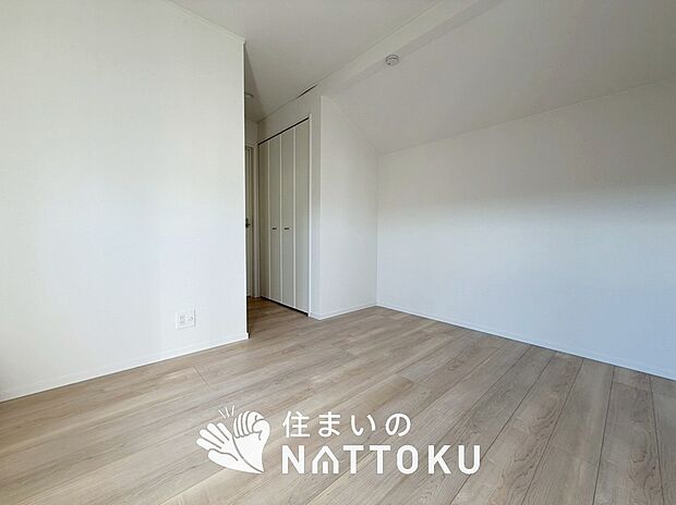 【現地写真（洋室）】木目の美しさを際立たせるシンプルデザインの建具を使用しています。