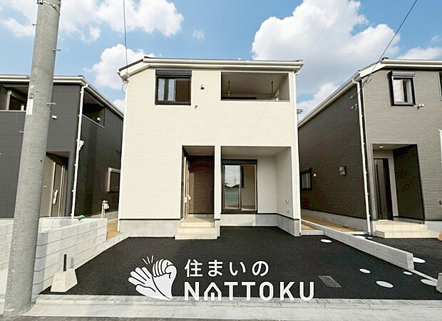 【現地写真（外観）【２号地】】軽くて火災に強い屋根材を採用し、地震時の建物への負担や揺れを軽減しています。