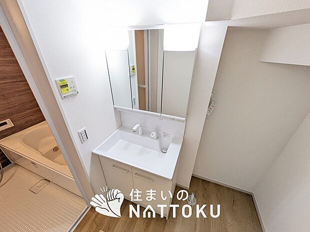 【洗面台・洗面所 】鏡の両サイドは、必要なものを取出しやすく、大きな鏡面で朝の準備も快適。
使いやすいリフトアップ機能付きのシングルレバーシャワー水栓付です。