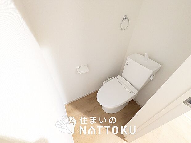 【トイレ 】汚れてもサッとひと拭きでお手入れ簡単、エコ仕様の温水洗浄便座付きのトイレです。
バリアフリーにも配慮しています。