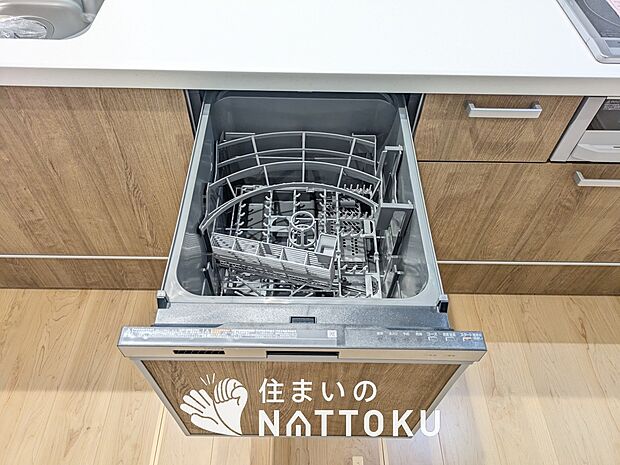 【食器洗い乾燥機】食後の時間にゆとりを与えてくれる食器洗い乾燥機。
操作ボタンも上面にあるので、腰をかがめずに操作ができラクラクです。