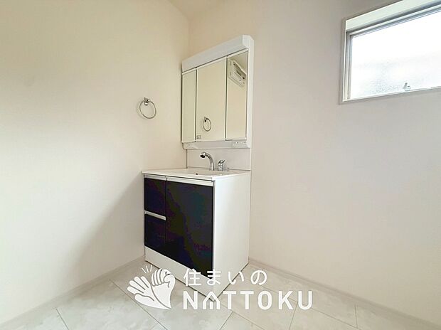 【洗面台・洗面所】鏡の両サイドは、必要なものを取出しやすく、大きな鏡面で朝の準備も快適。
使いやすいリフトアップ機能付きのシングルレバーシャワー水栓付です。
