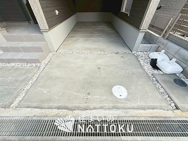 【現地写真（駐車場）】駐車スペースが広く、運転が苦手な方も安心です。