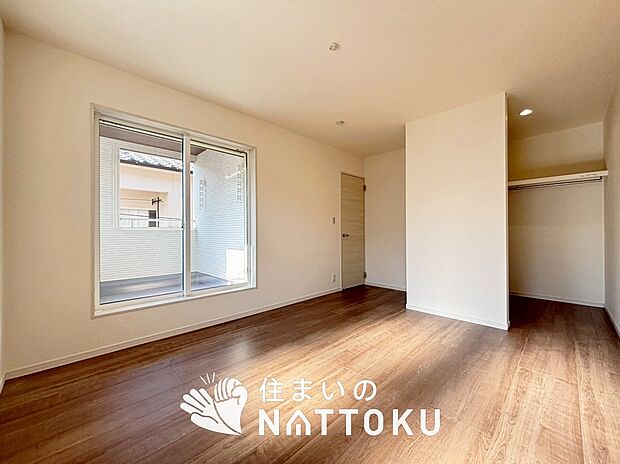 【現地写真（寝室）】木目の美しさを際立たせるシンプルデザインの建具を使用しています。