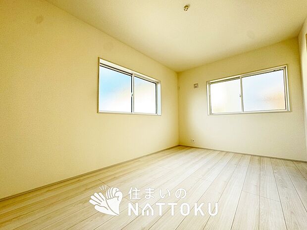 【現地写真（洋室）】木目の美しさを際立たせるシンプルデザインの建具を使用しています。