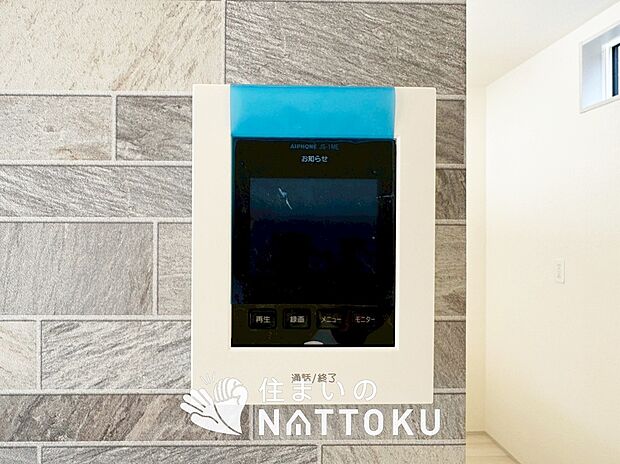 【TVモニター付インターホン】手放し通話ができ、送話表示灯で送話・受話状態が確認できます。
映像と音声で玄関先の様子をチェックできるモニター機能や、夜間の訪問者の顔も確認できるLEDライトを装備しています。