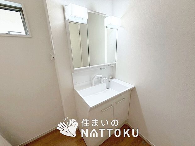 【洗面台・洗面所】鏡の両サイドは、必要なものを取出しやすく、大きな鏡面で朝の準備も快適。
使いやすいリフトアップ機能付きのシングルレバーシャワー水栓付です。