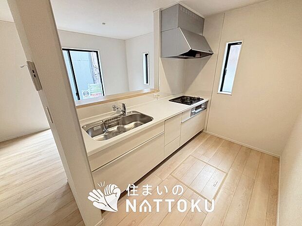 【現地写真（キッチン）】収納たっぷりのシステムキッチン、浄水器付水栓を標準装備しています。