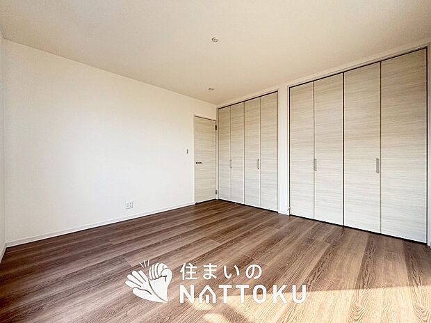 【現地写真（寝室）】木目の美しさを際立たせるシンプルデザインの建具を使用しています。