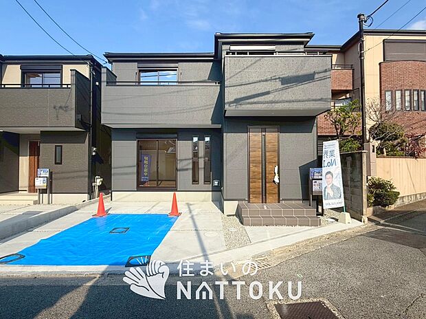 【現地写真（外観）【２号地】】軽くて火災に強い屋根材を採用し、地震時の建物への負担や揺れを軽減しています。