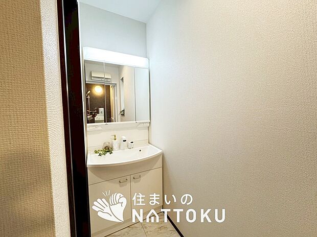 【洗面台・洗面所】鏡の両サイドは、必要なものを取出しやすく、大きな鏡面で朝の準備も快適。
使いやすいリフトアップ機能付きのシングルレバーシャワー水栓付です。