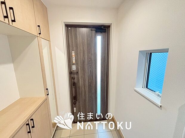 【現地写真（玄関）】玄関には、大型のシューズ収納を設置しています。