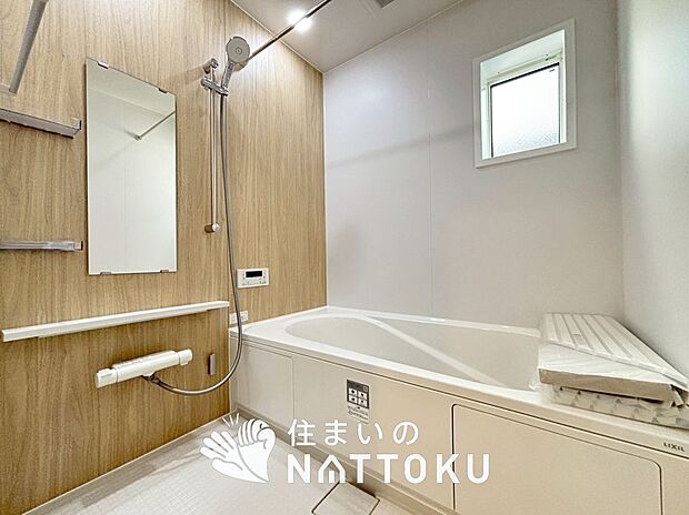 【現地写真（浴室）】浴室暖房乾燥機付き。１坪タイプで広々です。