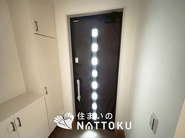 【現地写真（玄関）】玄関には、大型のシューズ収納を設置しています。