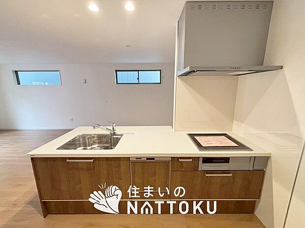 【現地写真（キッチン）】収納たっぷりのシステムキッチン、浄水器付水栓を標準装備しています。