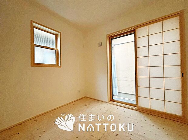 【現地写真（和室）】大壁仕様の新和室。くつろぎの空間です。