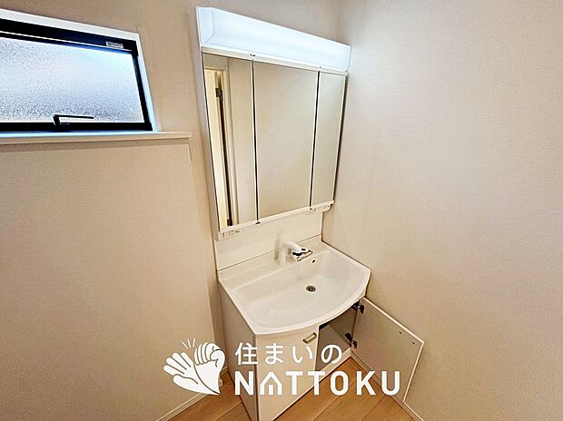 【洗面台・洗面所】鏡の両サイドは、必要なものを取出しやすく、大きな鏡面で朝の準備も快適。
使いやすいリフトアップ機能付きのシングルレバーシャワー水栓付です。