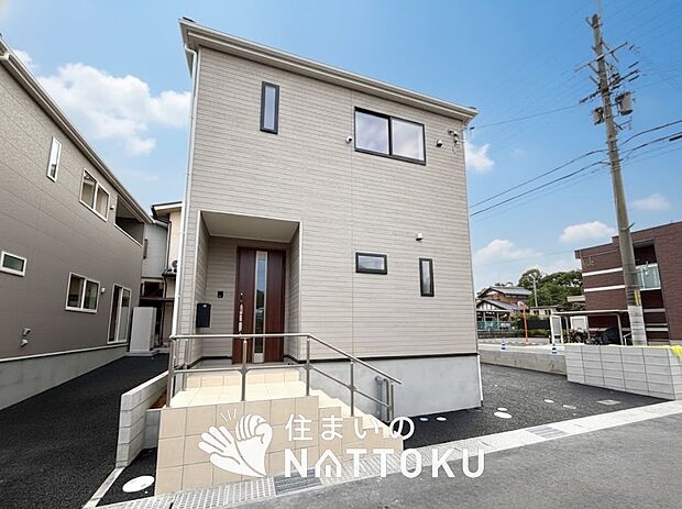 【現地写真（外観）【１号地】】雨で汚れを落とし、耐久性・耐候性に優れた外壁を使用しています。