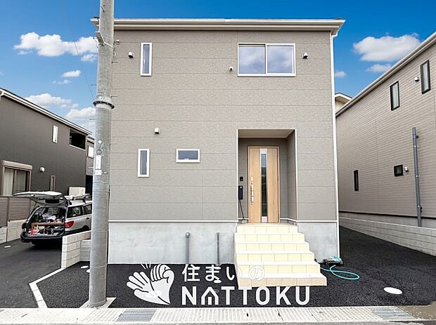 【現地写真（外観）【２号地】】軽くて火災に強い屋根材を採用し、地震時の建物への負担や揺れを軽減しています。