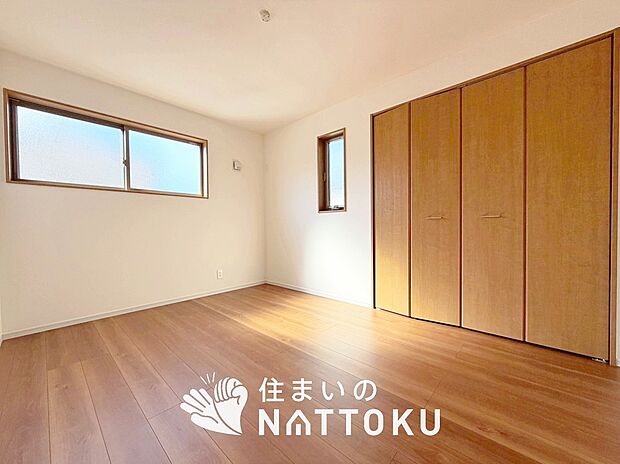 【現地写真(寝室)】木目の美しさを際立たせるシンプルデザインの建具を使用しています。