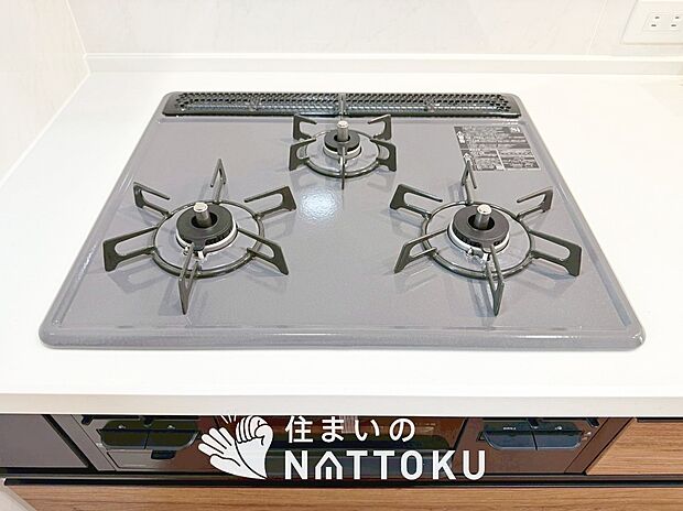 【ビルトインコンロ】フラットな構造で清掃性が高く、過熱防止センサー付3口タイプで日頃の家事も快適です。