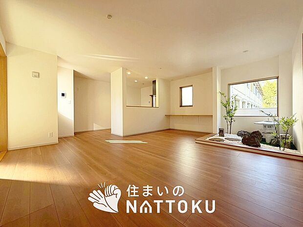 【現地写真(リビング)】フローリング材には、木目、色調など木材特有の風合いがあり、ナチュラルな美しさになっています。