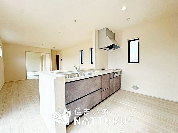 【現地写真（キッチン）】浴室暖房乾燥機付き。１坪タイプで広々です。