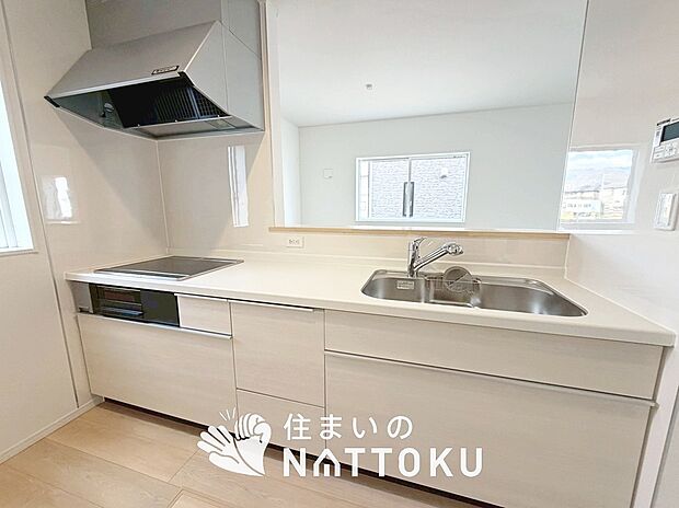 【現地写真（キッチン）】収納たっぷりのシステムキッチン、浄水器付水栓を標準装備しています。